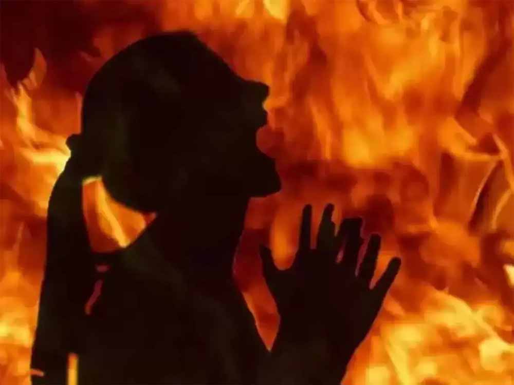 पत्नी के अफेयर के शक में हैवानियत की हदें पार, बच्चों के सामने महिला को पेट्रोल डालकर जिंदा जलाया