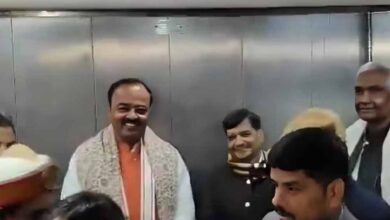 यूपी विधानसभा में सियासी संयोग! एक ही लिफ्ट में नजर आए केशव मौर्य और शिवपाल यादव, VIDEO वायरल