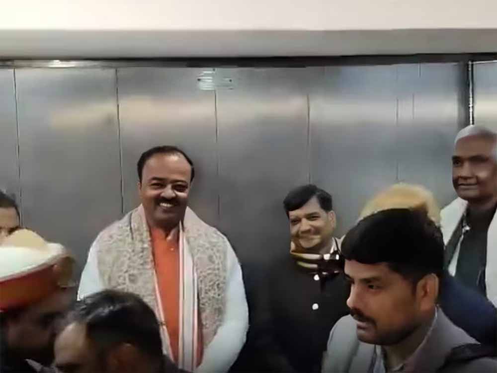 यूपी विधानसभा में सियासी संयोग! एक ही लिफ्ट में नजर आए केशव मौर्य और शिवपाल यादव, VIDEO वायरल