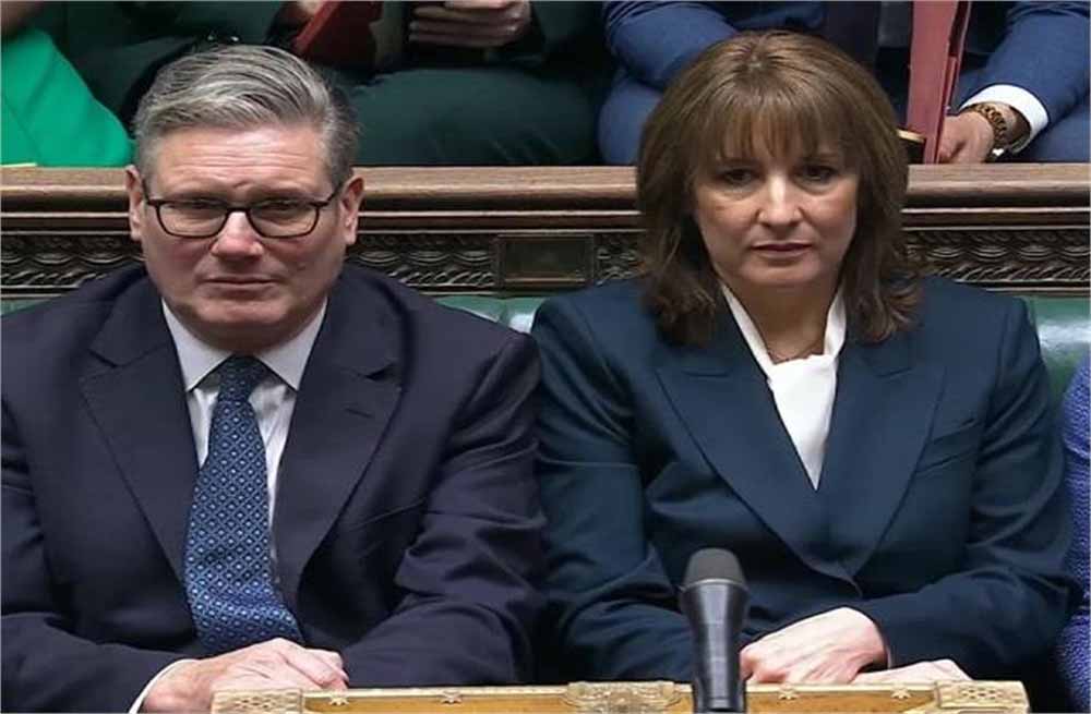 ब्रिटेन में ‘बेनिफिट्स स्ट्रीट बजट’ पर सियासी तूफान, PM स्टार्मर और रेचल रीव्स घिरीं विवादों में