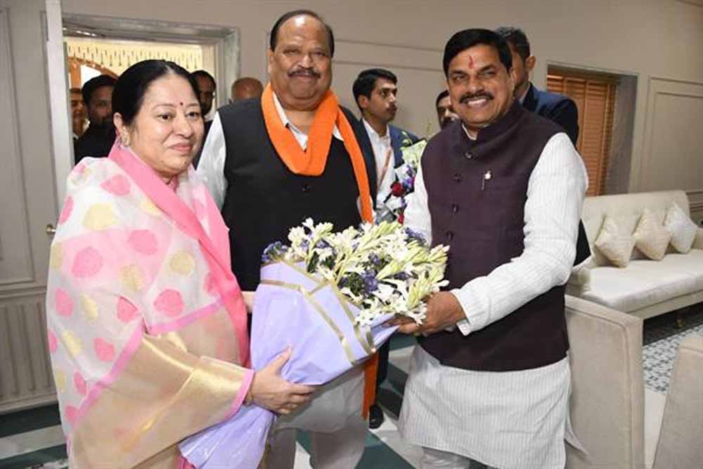 मुख्यमंत्री डॉ. यादव का मंत्री श्काश्यप ने किया अभिवादन मुख्यमंत्री डॉ. यादव का मंत्री श्काश्यप ने किया अभिवादन