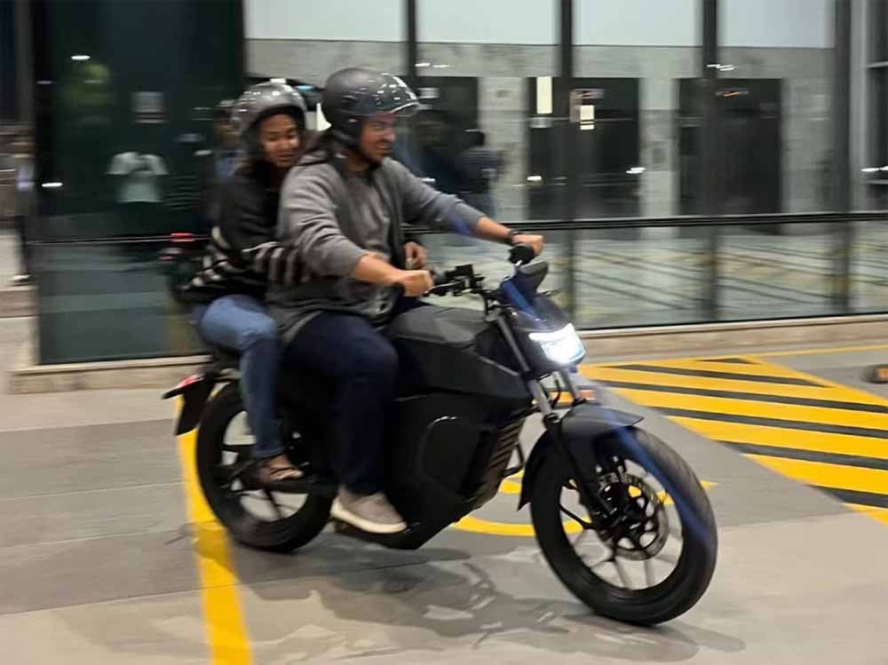 500 KM रेंज वाली ओला की धांसू बाइक को मिली सरकारी मंजूरी, EV सेगमेंट में मचेगा धमाल 500 KM रेंज वाली ओला की धांसू बाइक को मिली सरकारी मंजूरी, EV सेगमेंट में मचेगा धमाल