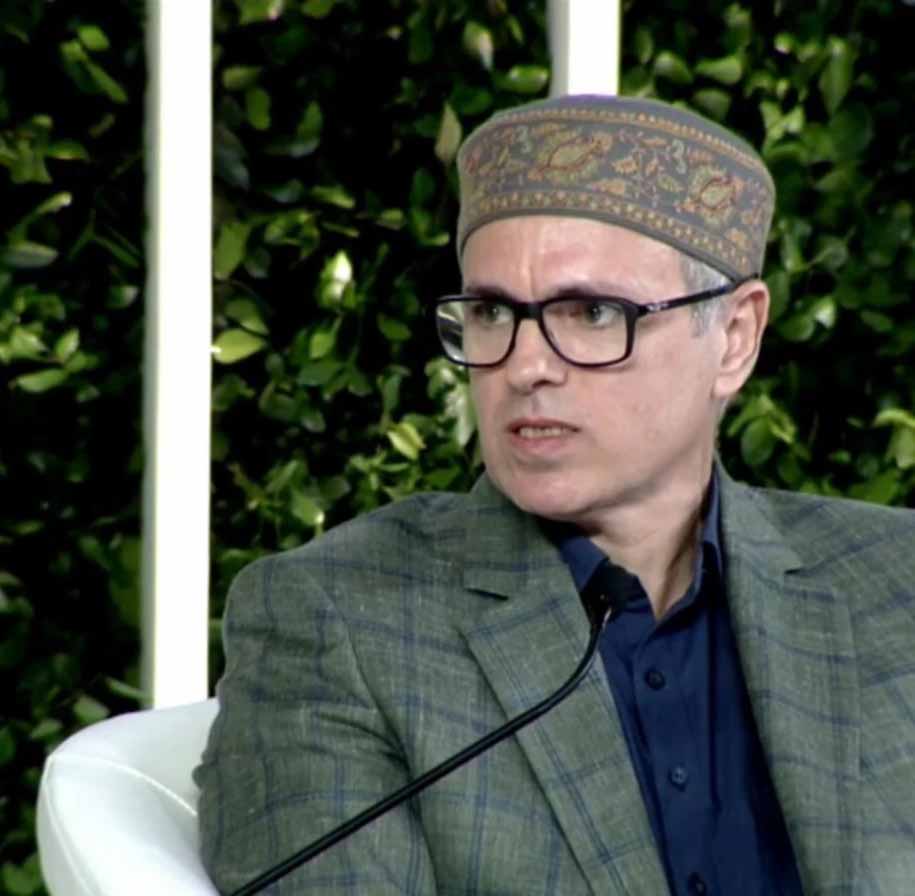 पिता को EVM पर शक, बेटे को भरोसा: उमर अब्दुल्ला बोले— मैं गड़बड़ी नहीं मानता