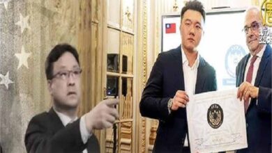 पेरिस में चीन की दबंगई! अवार्ड समारोह में ताइवान का झंडा दिखते ही दूतावास कर्मियों ने मचाया बवाल पेरिस में चीन की दबंगई! अवार्ड समारोह में ताइवान का झंडा दिखते ही दूतावास कर्मियों ने मचाया बवाल