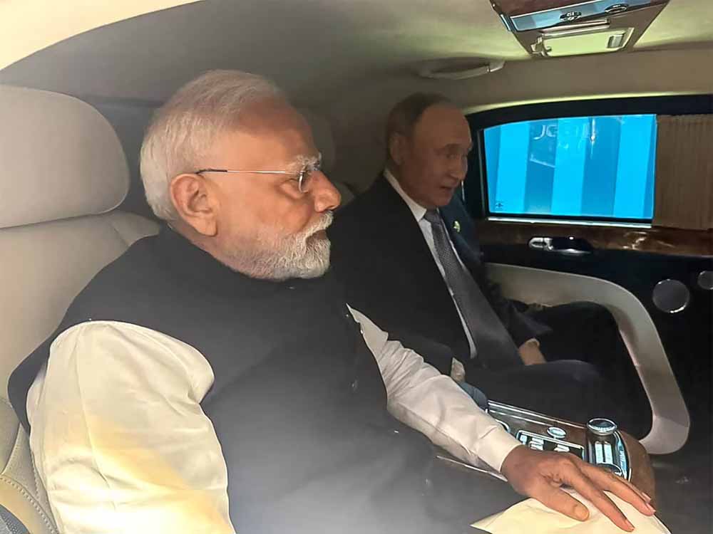 भारत में दिखेगा पुतिन का ‘अभेद्य रथ’! क्यों Aurus Senat को कहा जाता है दुनिया की सबसे सुरक्षित कार? भारत में दिखेगा पुतिन का ‘अभेद्य रथ’! क्यों Aurus Senat को कहा जाता है दुनिया की सबसे सुरक्षित कार?