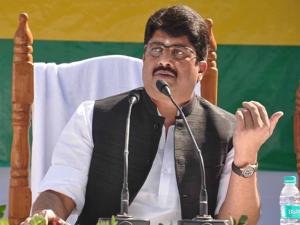 वंदे मातरम पर खड़े नहीं हुए, लॉबी में छिपे रहे कुछ लोग — CCTV में सब रिकॉर्ड है: राजा भैया वंदे मातरम पर खड़े नहीं हुए, लॉबी में छिपे रहे कुछ लोग — CCTV में सब रिकॉर्ड है: राजा भैया