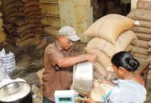 राशन वितरण में अनियमितता पर सख्त एक्शन, दो दुकानों की मान्यता रद्द, एक पर जुर्माना