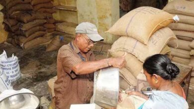 राशन वितरण में अनियमितता पर सख्त एक्शन, दो दुकानों की मान्यता रद्द, एक पर जुर्माना