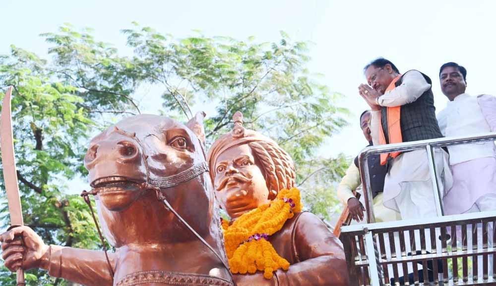 मुख्यमंत्री विष्णुदेव साय ने जयस्तंभ चौक में किया शहीद वीर नारायण सिंह के त्याग और संघर्ष का स्मरण