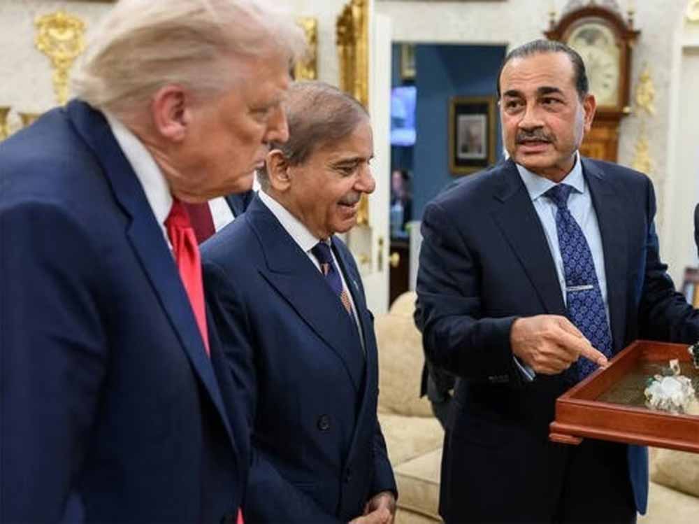 चापलूसी और लालच का खेल! कैसे आसिम मुनीर बने डोनाल्ड ट्रंप के ‘पसंदीदा फील्ड मार्शल’, भारत की बढ़ी टेंशन चापलूसी और लालच का खेल! कैसे आसिम मुनीर बने डोनाल्ड ट्रंप के ‘पसंदीदा फील्ड मार्शल’, भारत की बढ़ी टेंशन