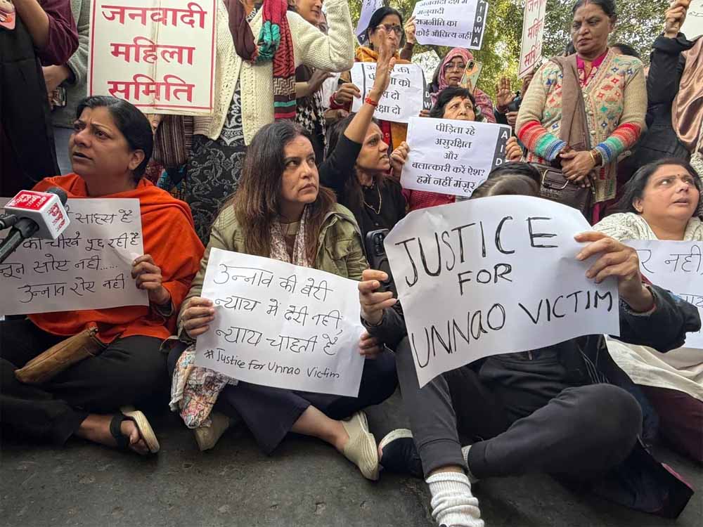 उन्नाव रेप केस: कुलदीप सेंगर की जमानत के खिलाफ दिल्ली हाईकोर्ट के बाहर महिलाओं का जोरदार प्रदर्शन