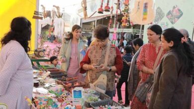 आयुर्वेदिक चिकित्सकों और नाड़ी वैद्यों से परामर्श के लिए उमड़ी भीड़