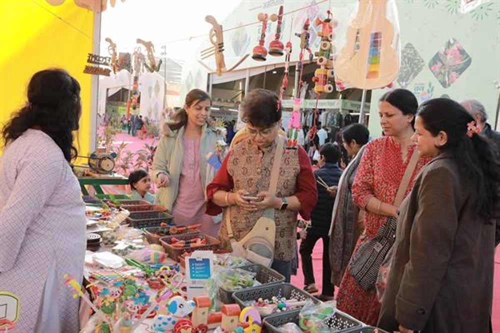 आयुर्वेदिक चिकित्सकों और नाड़ी वैद्यों से परामर्श के लिए उमड़ी भीड़