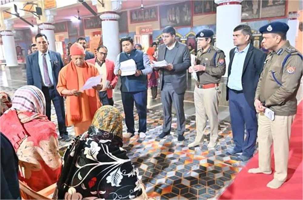 जनता दर्शन में CM योगी का आश्वासन: जरूरतमंदों को आवास, बीमारों का होगा इलाज