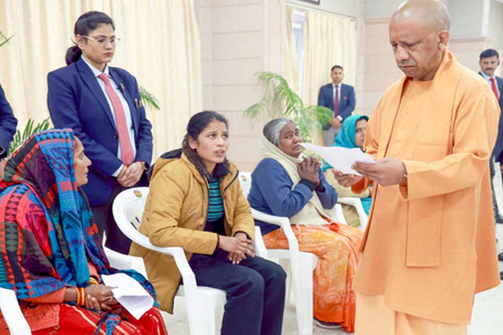 जनता दर्शन में सीएम योगी का भरोसा, बोले— हर फरियादी की समस्या का होगा समयबद्ध समाधान