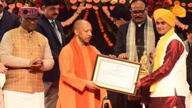 सीएम ने व्यक्तिगत श्रेणी में 10 व तीन-तीन युवक/महिला मंगल दल को किया सम्मानित सीएम ने व्यक्तिगत श्रेणी में 10 व तीन-तीन युवक/महिला मंगल दल को किया सम्मानित