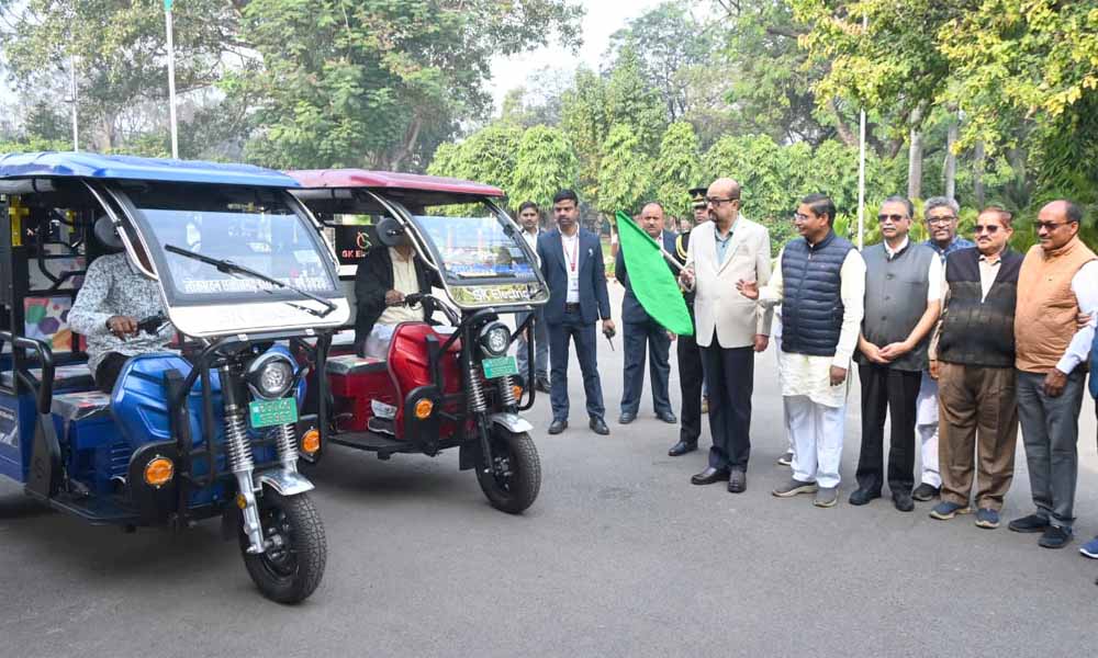 राज्यपाल डेका ने सरस्वती शिक्षा संस्थान को प्रदान किए चार ई- रिक्शे