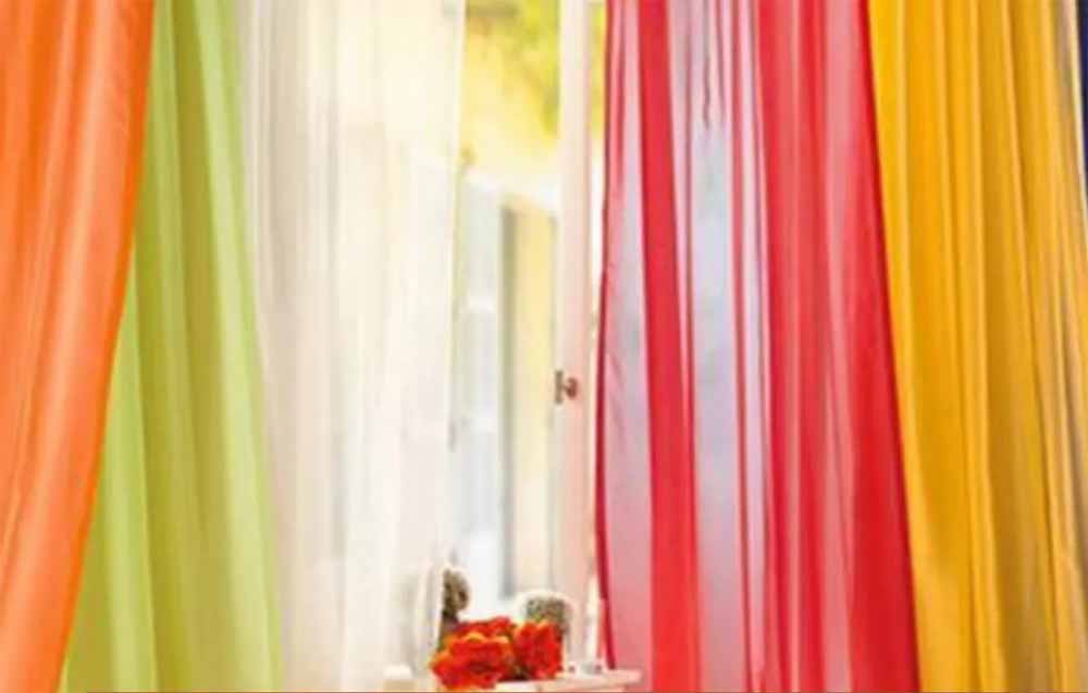 इन रंगों के पर्दे घर से दूर करेंगे नेगेटिव एनर्जी, सुख-समृद्धि का होगा वास