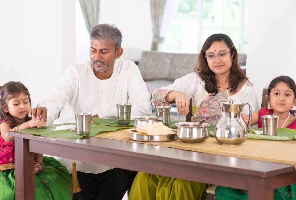 इस दिशा में मुंह करके खाना माना जाता है अशुभ, घर की बरकत और सेहत दोनों पर पड़ता है असर