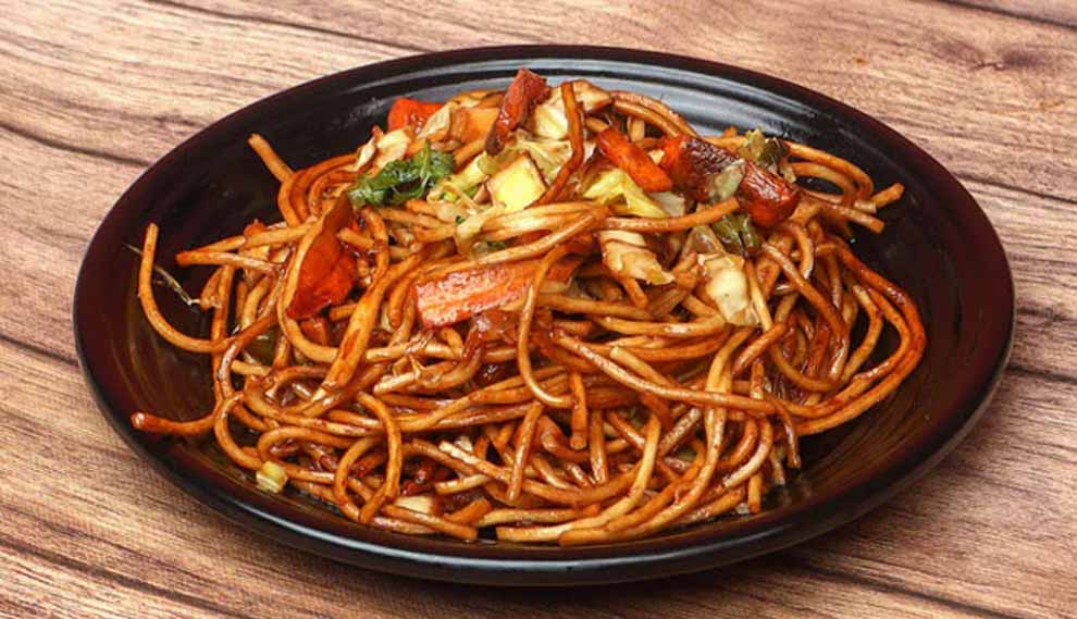 चाइनीज खाने का है शौक? घर पर मिनटों में बनाएं चिली गार्लिक नूडल्स