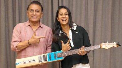 गावस्कर ने निभाया वादा, जेमिमा को गिफ्ट किया ‘बैट-गिटार’ और गाना भी गाया