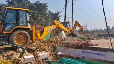 देवरिया में मजार, संभल में सरकारी जमीन पर बने मकान ध्वस्त, वाराणसी में भी चला प्रशासनिक अभियान