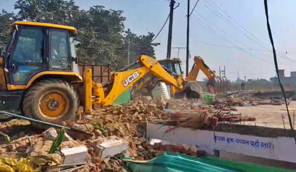 देवरिया में मजार, संभल में सरकारी जमीन पर बने मकान ध्वस्त, वाराणसी में भी चला प्रशासनिक अभियान