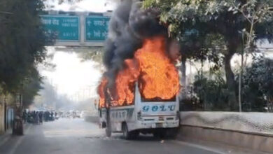 इंदौर में वाहन टकराने के बाद शुक्ला ब्रदर्स की बस में आग, यात्री सुरक्षित, फायर ब्रिगेड ने पाया काबू