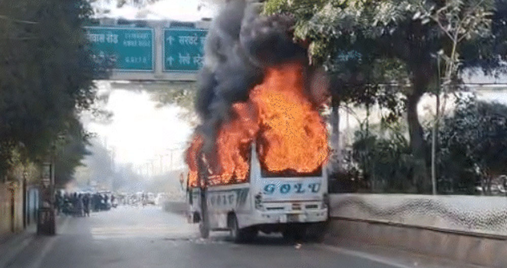 इंदौर में वाहन टकराने के बाद शुक्ला ब्रदर्स की बस में आग, यात्री सुरक्षित, फायर ब्रिगेड ने पाया काबू इंदौर में वाहन टकराने के बाद शुक्ला ब्रदर्स की बस में आग, यात्री सुरक्षित, फायर ब्रिगेड ने पाया काबू