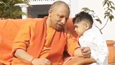 सीएम योगी से पूछा “क्या चाहिए?” बच्चा बोला “चिप्स”, सुनकर सभी हंस पड़े