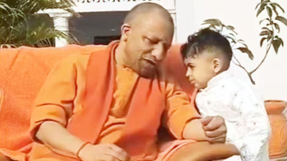 सीएम योगी से पूछा “क्या चाहिए?” बच्चा बोला “चिप्स”, सुनकर सभी हंस पड़े