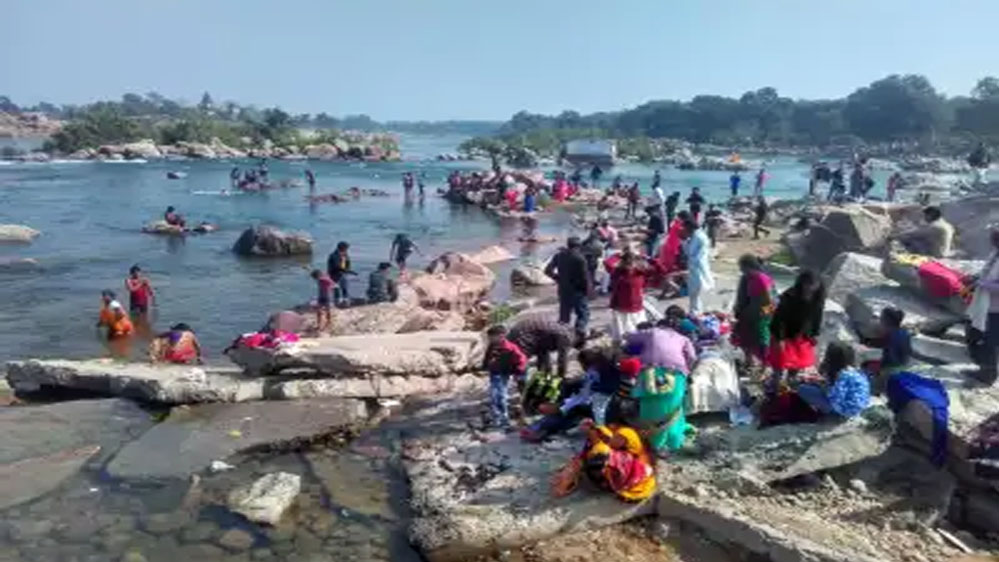 ओरछा में श्रद्धालुओं ने बेतवा नदी में लगाई डुबकी, रामराजा सरकार के दर्शन से मनाई मकर संक्रांति ओरछा में श्रद्धालुओं ने बेतवा नदी में लगाई डुबकी, रामराजा सरकार के दर्शन से मनाई मकर संक्रांति