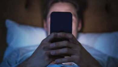 मोबाइल की लत और रात जागने से कैंसर का खतरा बढ़ सकता है, शोध ने दी चेतावनी