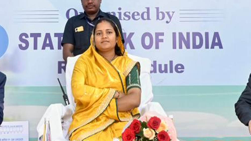 रायपुर : मंत्री लक्ष्मी राजवाड़े ने बालिकाओं को साइकिल वितरण कर बढ़ाया उत्साह