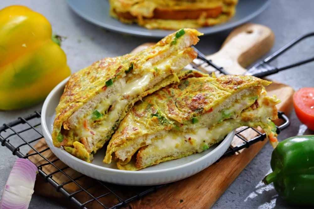 5 मिनट में तैयार करें Cheesy Bread Omelette, हेल्दी भी और टेस्टी नाश्ता भी
