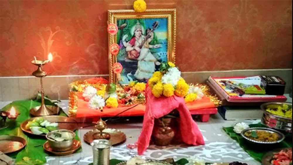 घर पर मां सरस्वती की पूजा कैसे करें? सामग्री, शुभ मुहूर्त और नियमों की पूरी जानकारी
