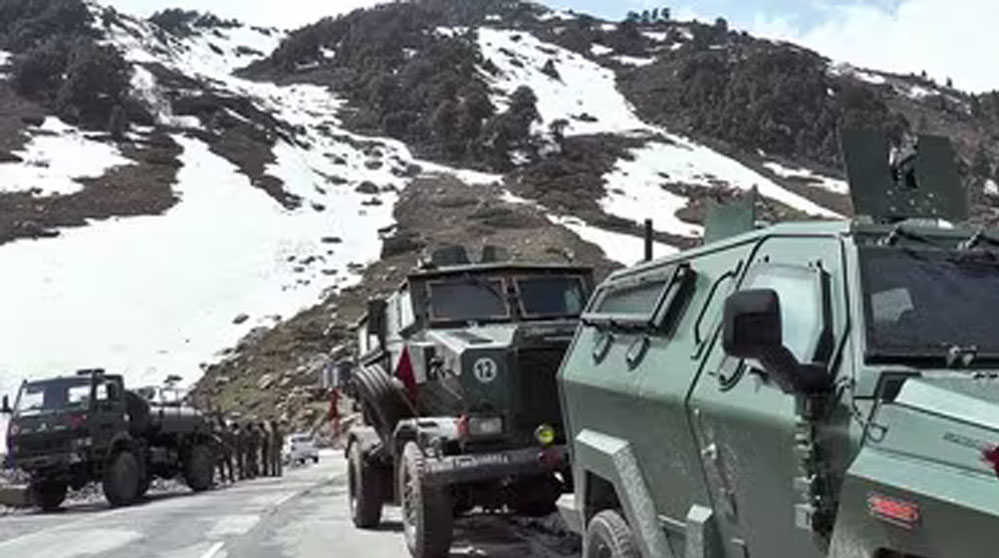 J-K में बड़ा हादसा: 200 फुट गहरी खाई में गिरी सेना की गाड़ी,  10 जवानों की मौत