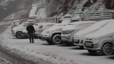 जम्मू-कश्मीर: डोडा में भारी बर्फबारी, जम्मू-श्रीनगर हाईवे बंद, लोगों को घर में रहने की सलाह