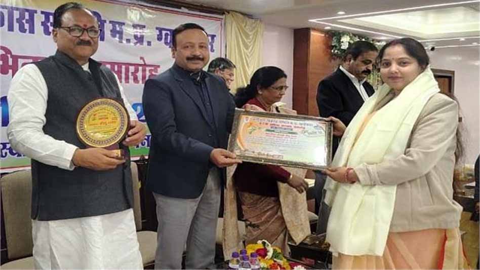 चलती ट्रेन में प्रसव पीड़ा से जूझती गर्भवती को बचाया, आरक्षक नीतू रावत को मिला विशेष सम्मान चलती ट्रेन में प्रसव पीड़ा से जूझती गर्भवती को बचाया, आरक्षक नीतू रावत को मिला विशेष सम्मान