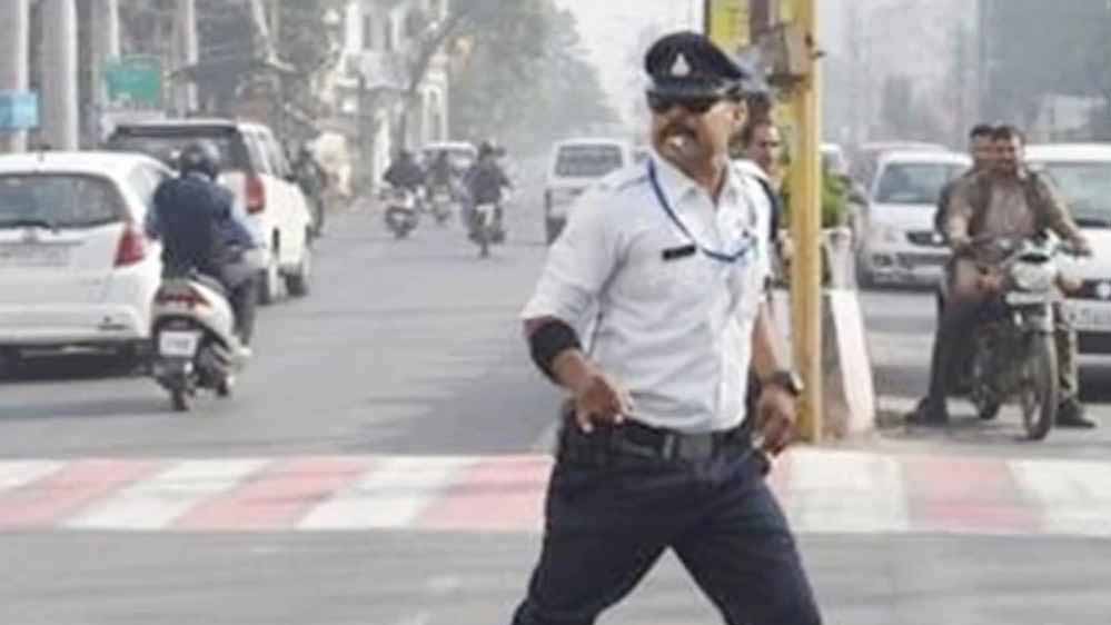 इंदौर के डांसिंग कॉप रंजीत सिंह को डिमोशन, प्रधान आरक्षक से फिर आरक्षक बनाया, महिला से अश्लील चैट में फंसा