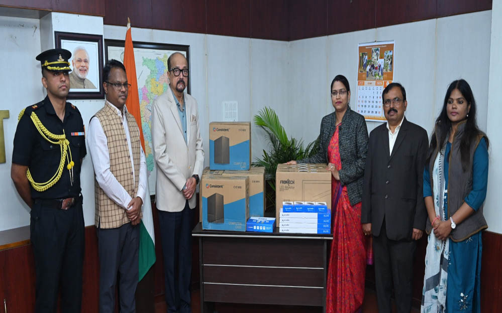 रायपुर : राज्यपाल डेका ने कस्तूरबा गांधी बालिका आवासीय विद्यालय को प्रदान किए पांच कम्प्यूटर रायपुर : राज्यपाल डेका ने कस्तूरबा गांधी बालिका आवासीय विद्यालय को प्रदान किए पांच कम्प्यूटर