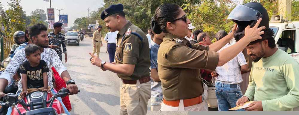 यातायात जागरूकता की मिसाल: पुलिस ने दी समझाइश, नियम मानने वालों को मुफ्त हेलमेट यातायात जागरूकता की मिसाल: पुलिस ने दी समझाइश, नियम मानने वालों को मुफ्त हेलमेट