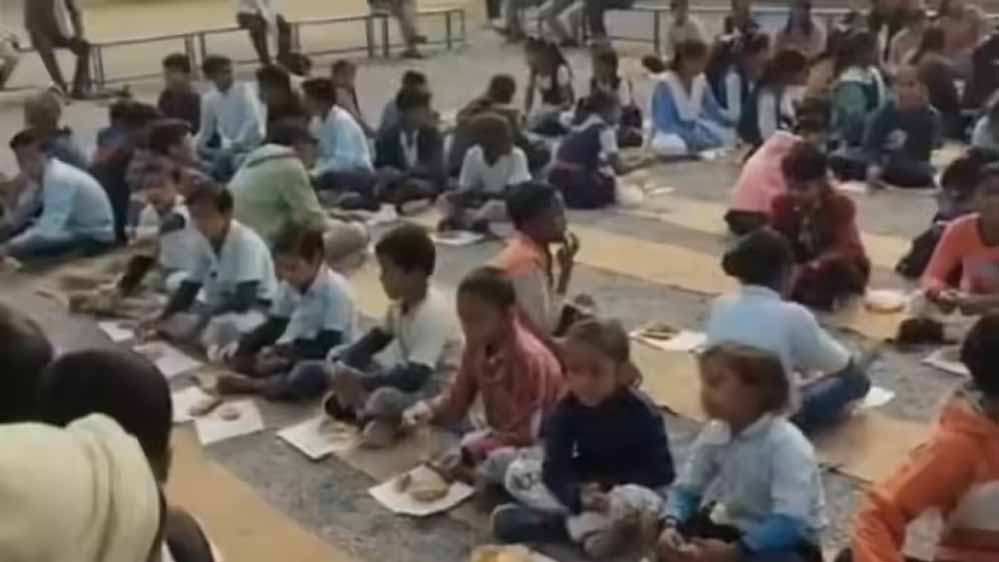 मैहर में मिड डे मील विवाद: बच्चों को कागज पर खाना परोसने पर प्राचार्य सस्पेंड मैहर में मिड डे मील विवाद: बच्चों को कागज पर खाना परोसने पर प्राचार्य सस्पेंड