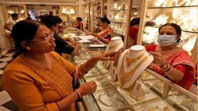 सोना-चांदी की बढ़ती कीमतों से व्यापारियों में संकट, सालों बाद लोग गिरवी जेवर छुड़ाने पहुंच रहे सोना-चांदी की बढ़ती कीमतों से व्यापारियों में संकट, सालों बाद लोग गिरवी जेवर छुड़ाने पहुंच रहे