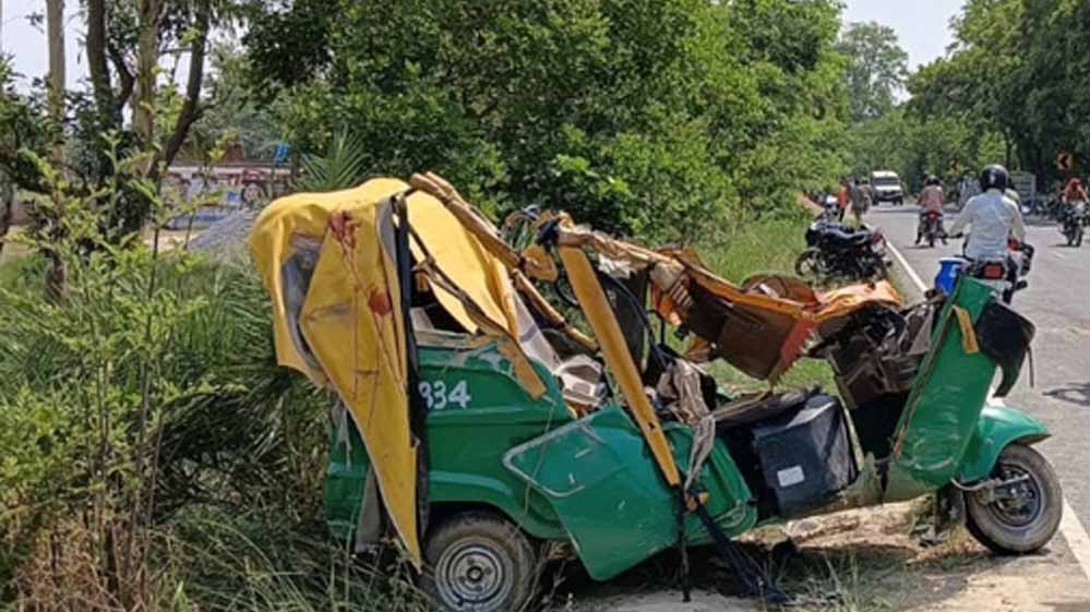 यूपी में भीषण सड़क हादसा: 100 की रफ्तार से आ रहे ट्रक ने दो ऑटो को मारी टक्कर, 5 की मौत