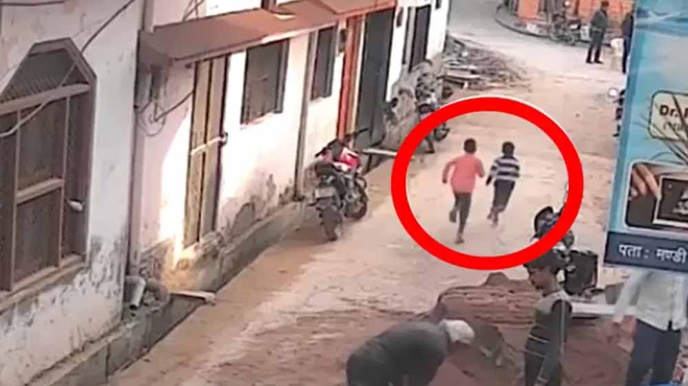 टीकमगढ़ का सनसनीखेज मामला: सेप्टिक टैंक में तैरती चप्पलें, पानी खाली करने पर मिली दो सगे भाईयों की लाशें टीकमगढ़ का सनसनीखेज मामला: सेप्टिक टैंक में तैरती चप्पलें, पानी खाली करने पर मिली दो सगे भाईयों की लाशें