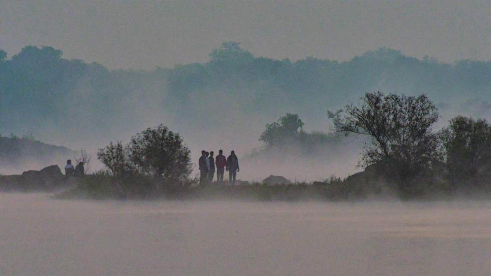दिल्ली-यूपी में बढ़ी ठंड, पहाड़ों पर बर्फबारी और उत्तर भारत में शीत लहर का कहर