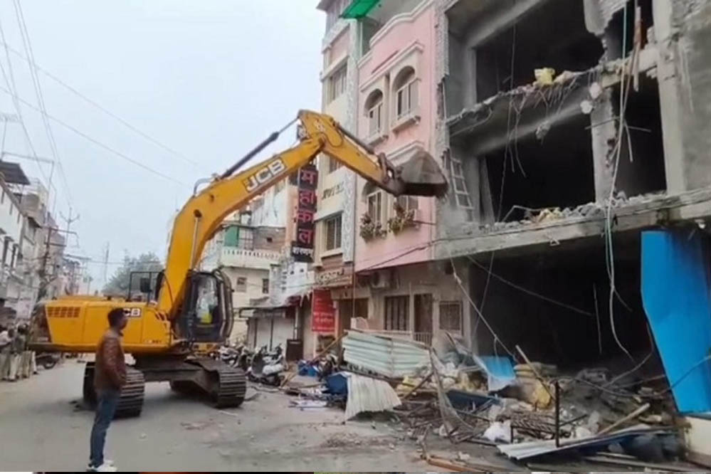 उज्जैन में महाकाल मंदिर के पास चला बुलडोजर, 3 मंजिला अवैध होटल को गिराया, मची अफरा-तफरी