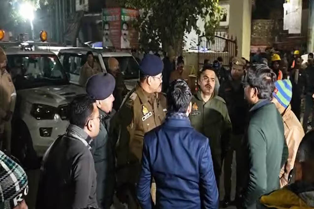 संभल में बिजली विभाग का बड़ा एक्शन: अवैध ई-रिक्शा चार्जिंग स्टेशन पकड़ा, JE ने किया सील