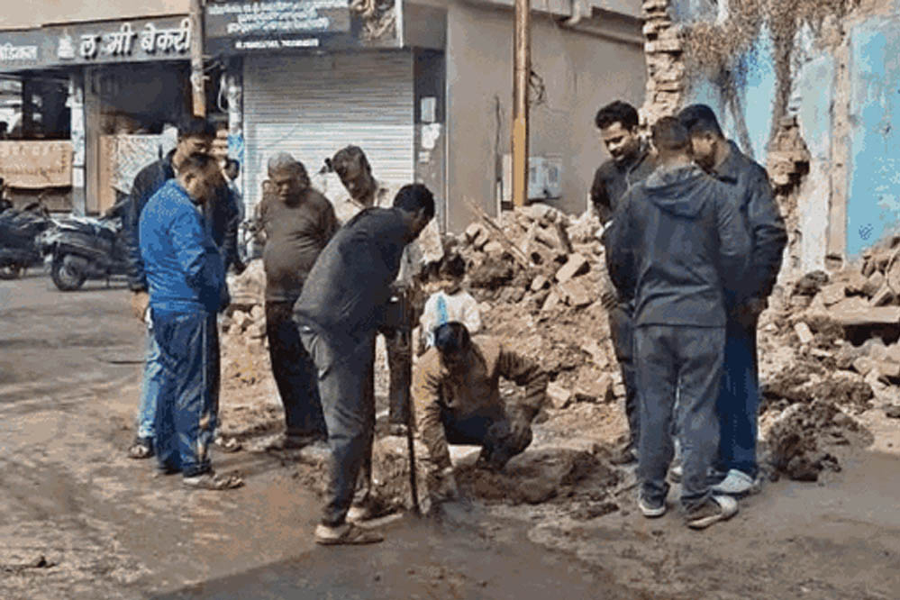 इंदौर में दूषित पानी से 17वीं मौत, रिटायर्ड पुलिसकर्मी ने अस्पताल में तोड़ा दम, भागीरथपुरा में 9416 लोगों की जांच